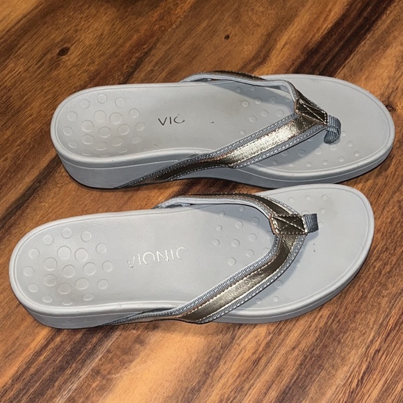 Like New Vionic Metallic Sandals - Picture 2 of 6